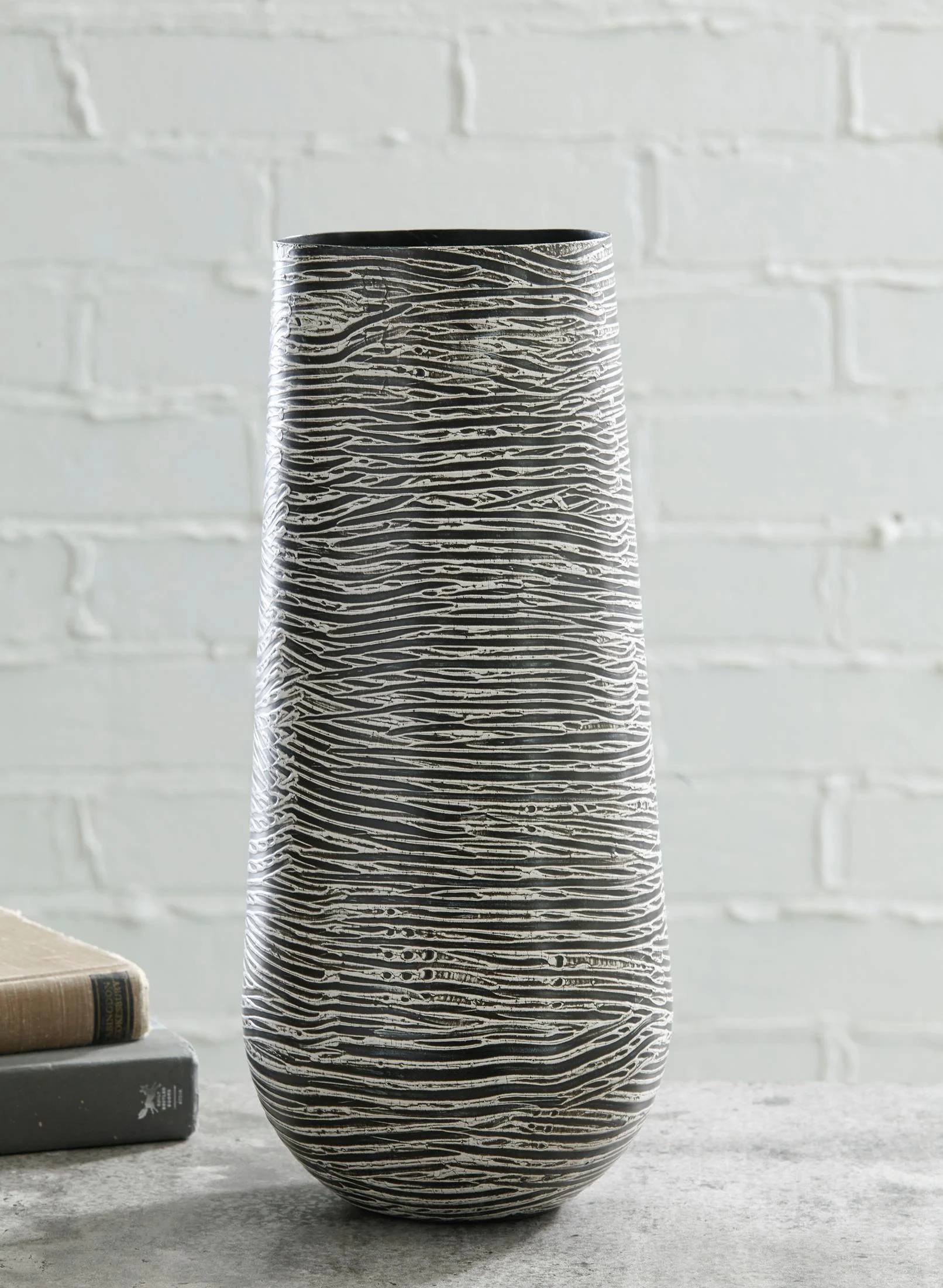 1240-flynn-small-vase-2.webp Flynn Small Vase
