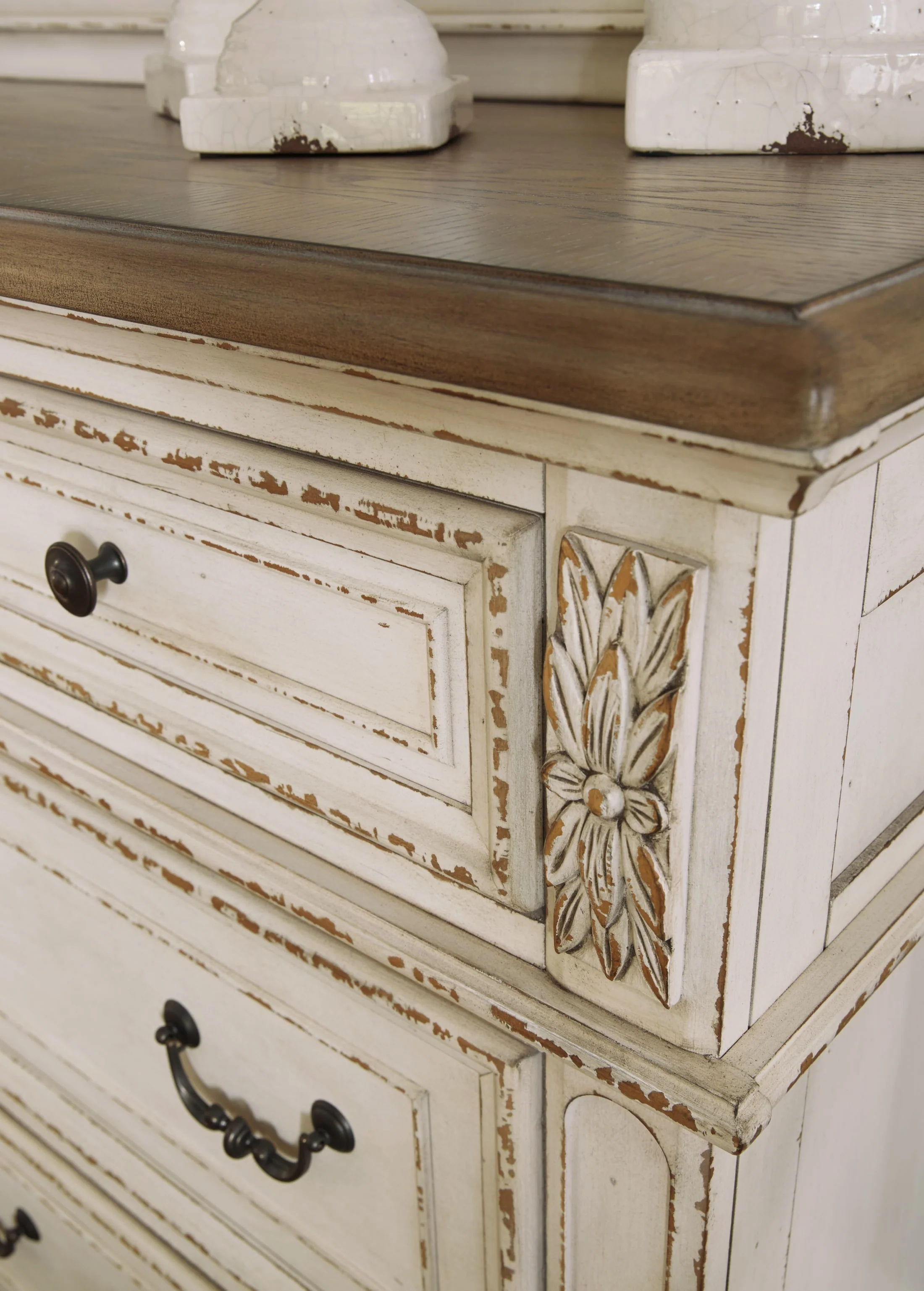 Realyn 7-Drawer Dresser