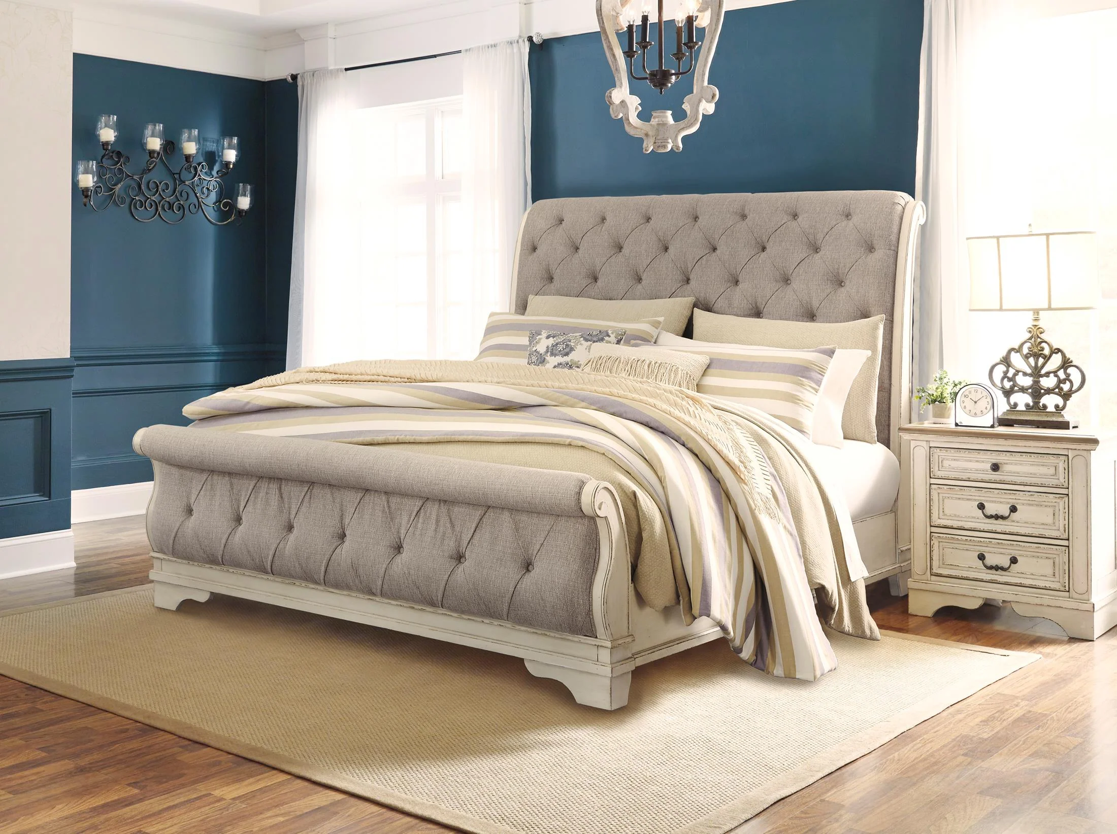 Realyn Sleigh Bed