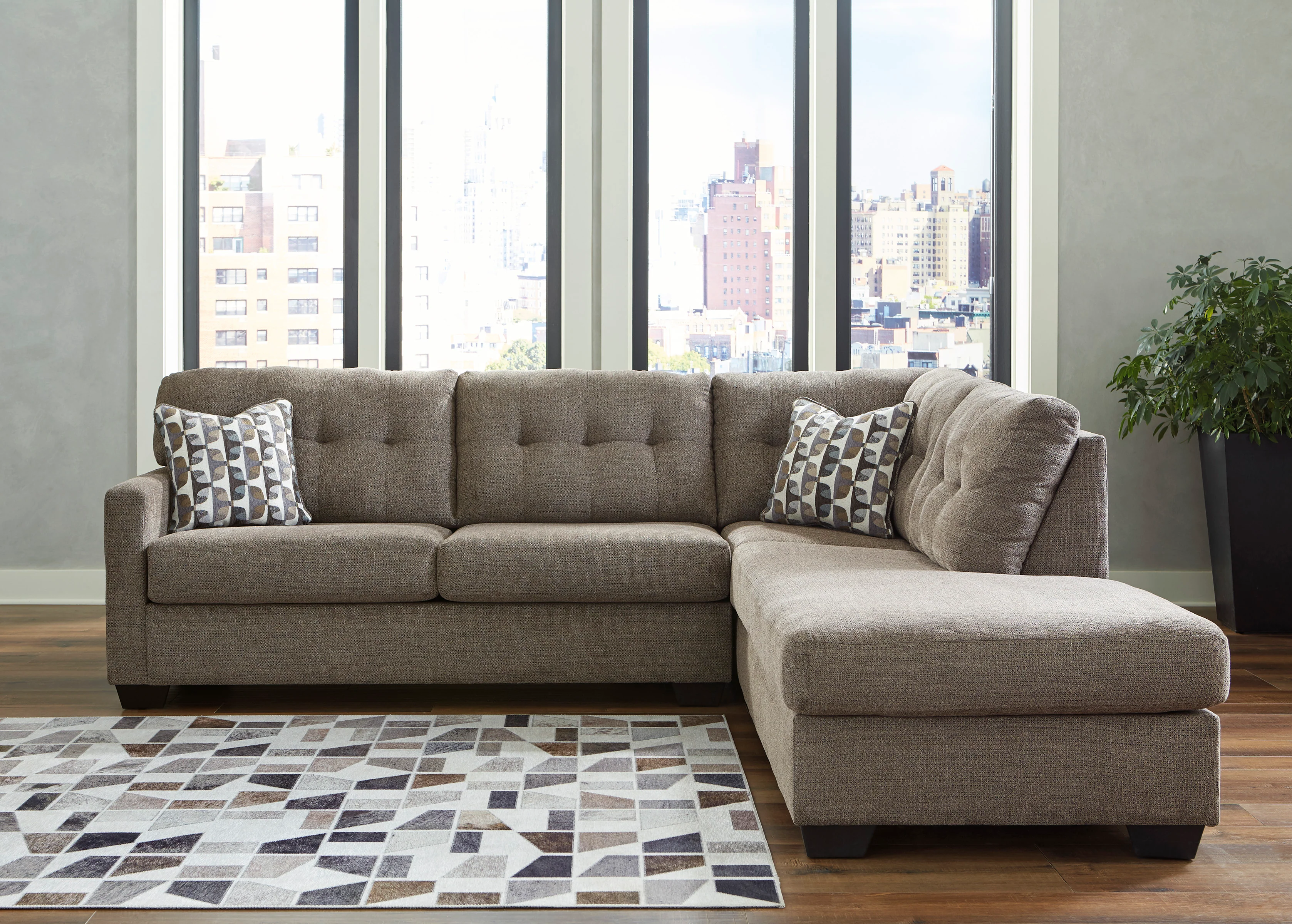 Ashley Mahoney 2-Piece Sectional with Chaise