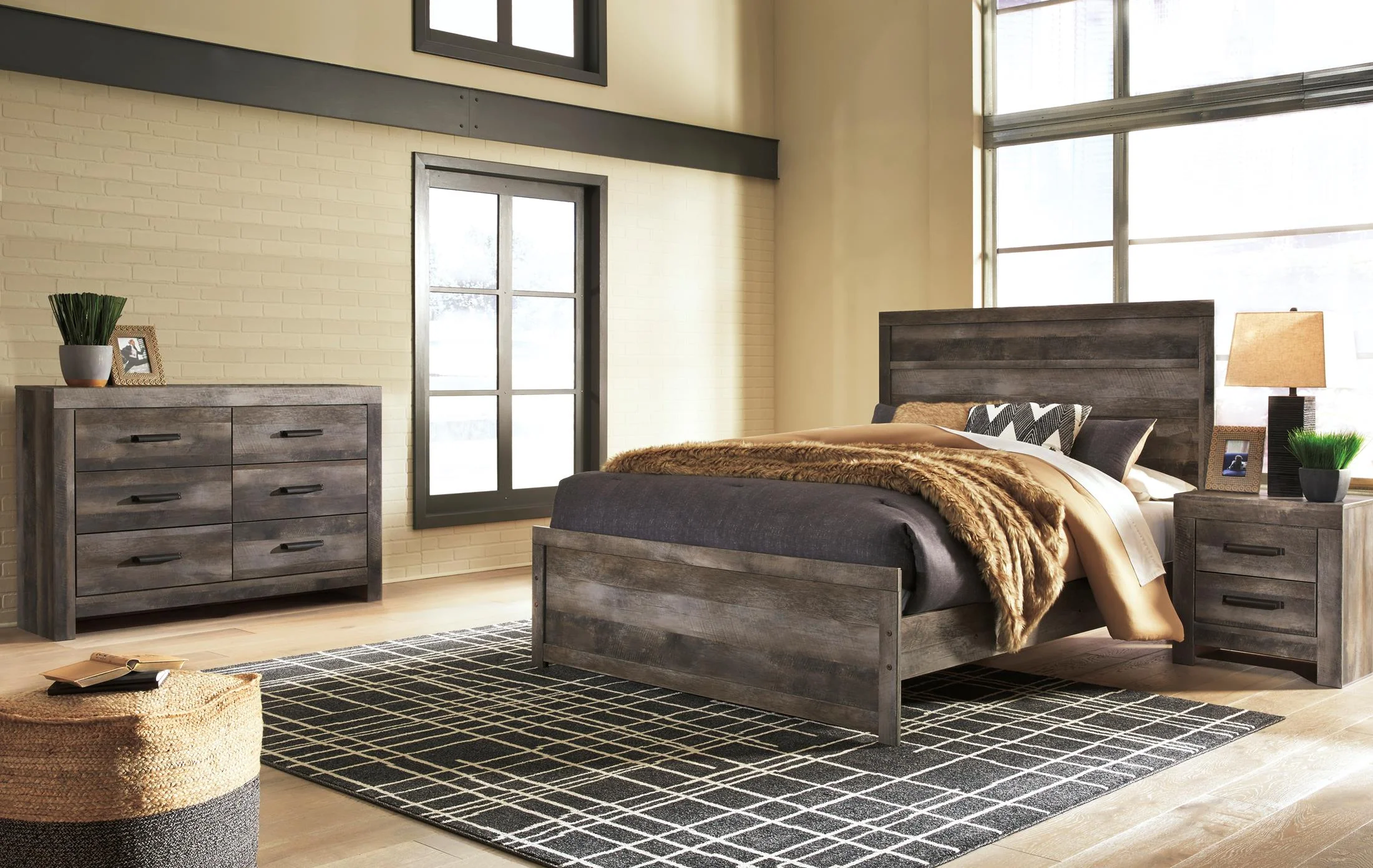 Wynnlow Panel Bed