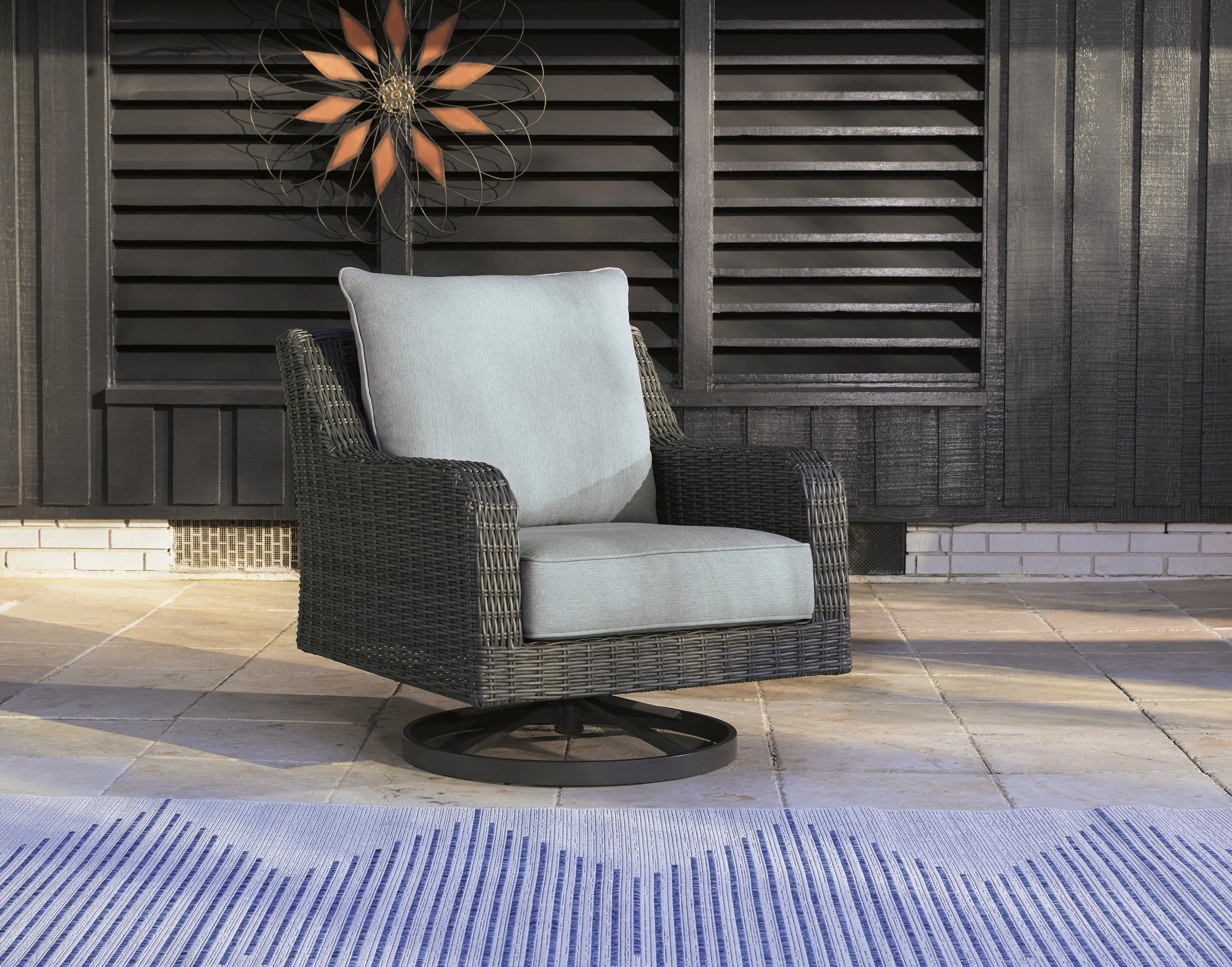 Ashley Elite Park Outdoor Swivel Lounge with Cushion