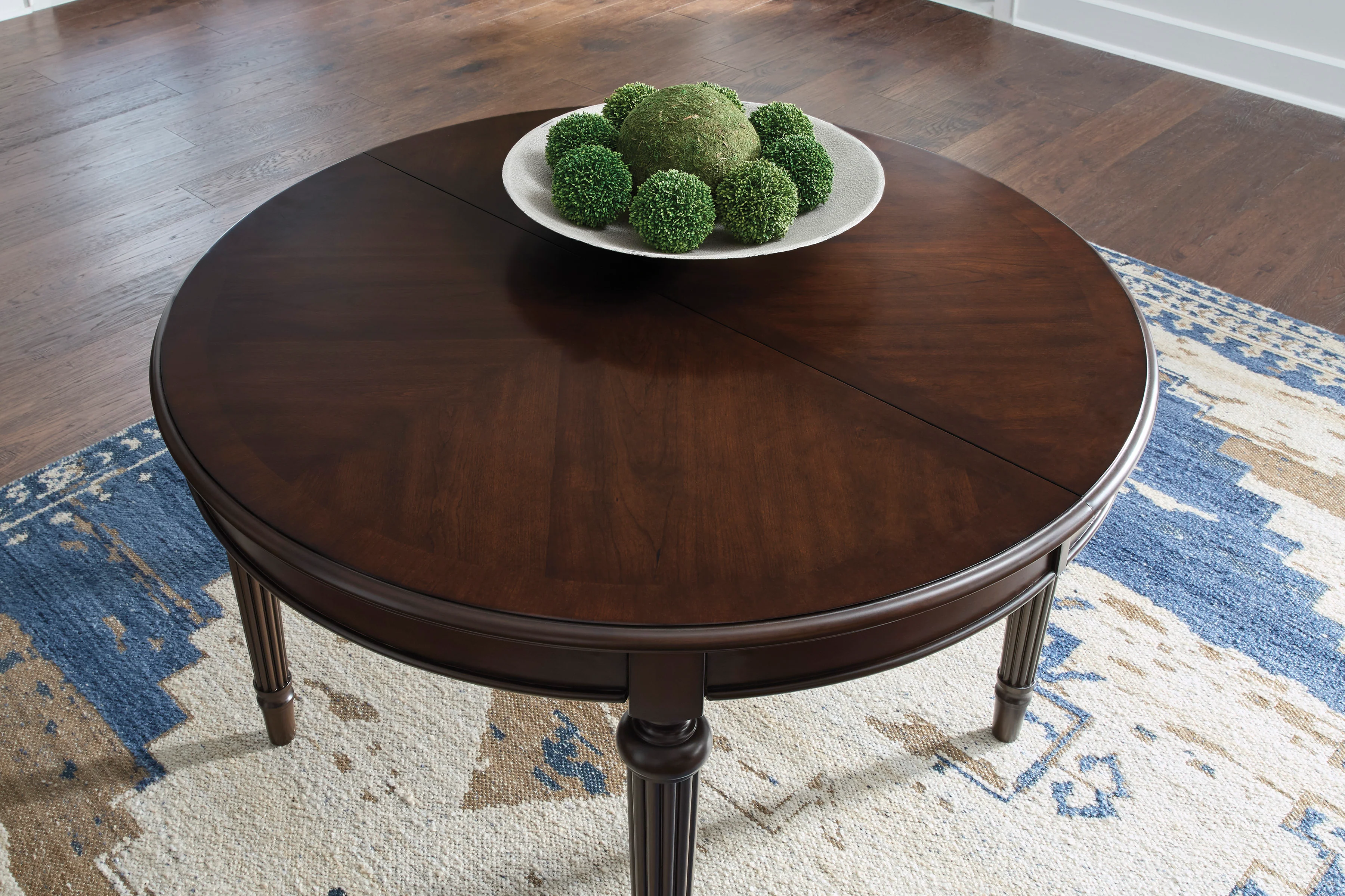 Lavinton Dining Table